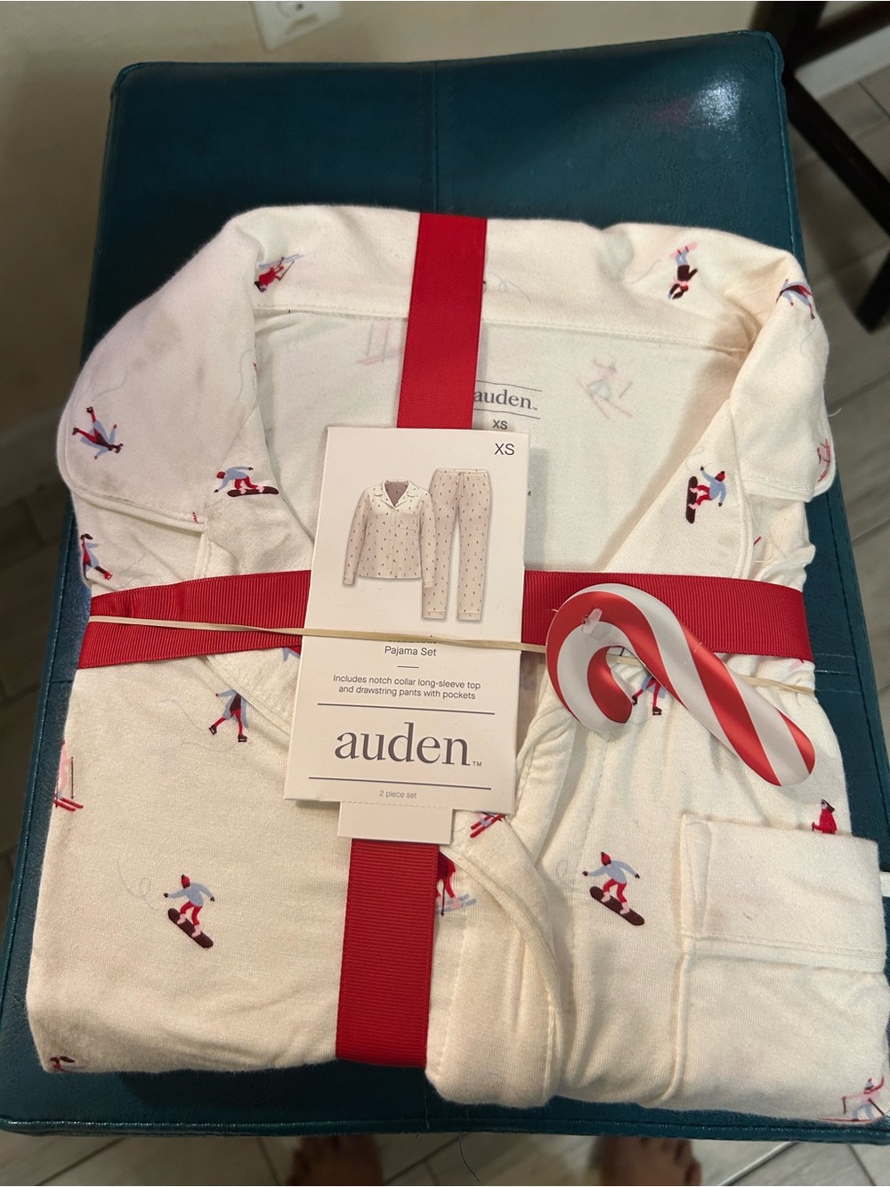 Women's Holiday Pajama Set - Long Sleeve Top & Pants. Size: XS - Picture 4 of 5